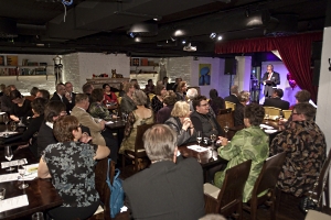 Juhlapuhetta kuuntelevaa yleis&ouml;&auml;.